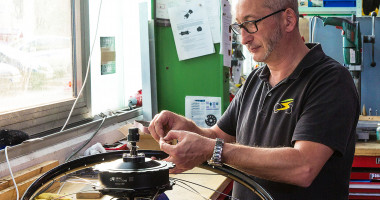 E-Bike Solutions Heidelberg: Einspeichen des Elektromotors