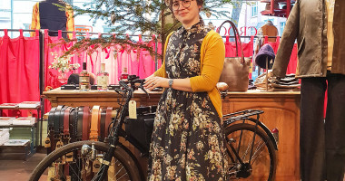 Das Ordonnanzrad 05 Pedelec gibt es nun auch als "The Heritage Post" limited Edition im "The Heritage Post General Store" in Düsseldorf. Hier mit Stefanie Kobayashi, Chefredakteurin der Heritage Post.